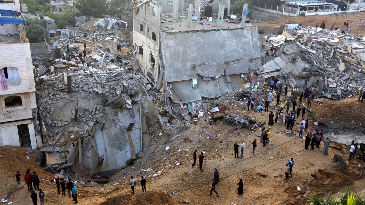 Konflikt sílí. „Držte se dál od skladů a skryjte se.“ Ale v Gaze není kam